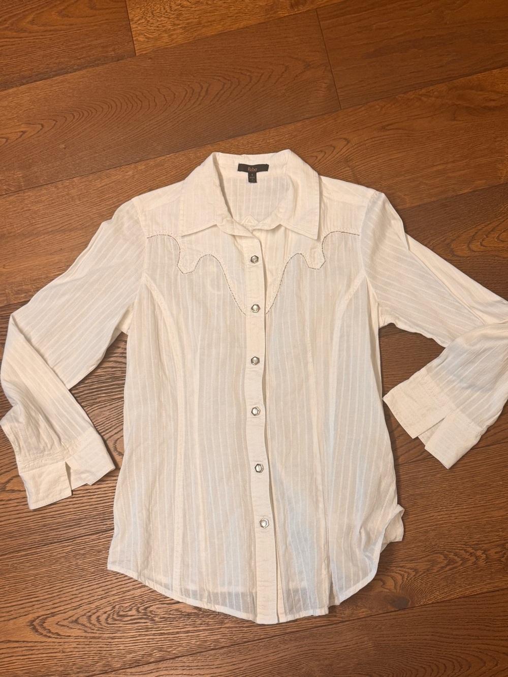 Reba McEntire Western Collection white embroidered snap button top Small